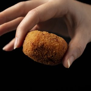 Mano sujetando una croqueta